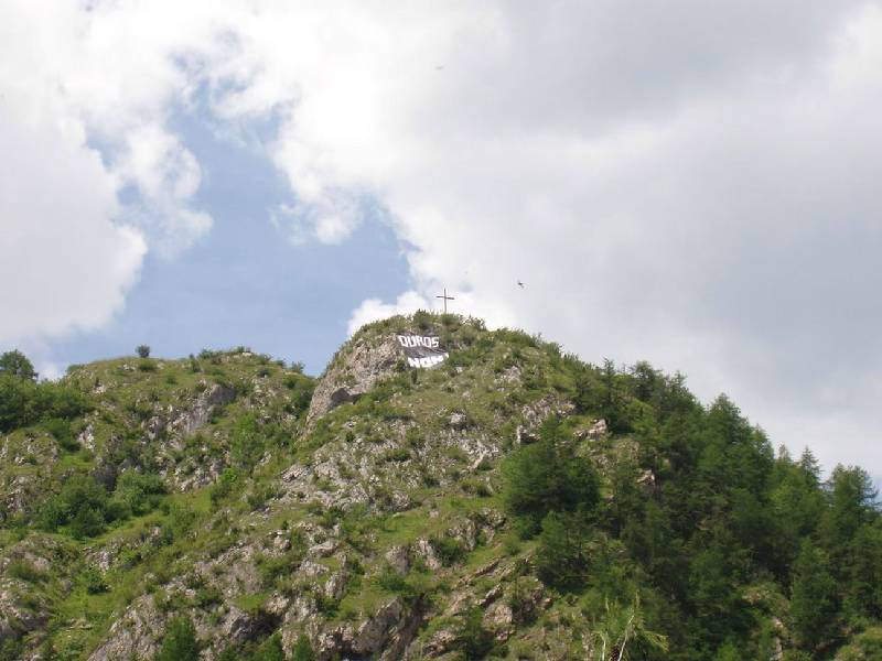 8 la banderole non au quad sur le rocher St Pierre.JPG